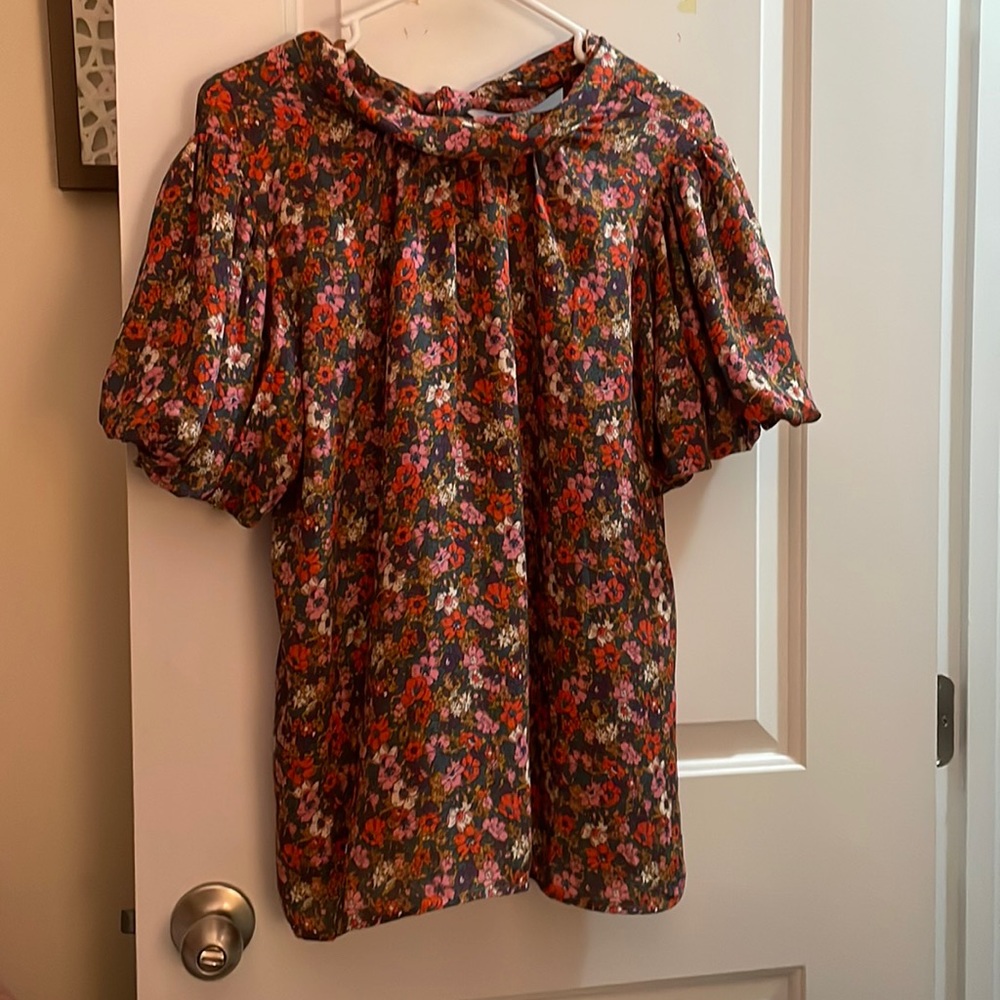 Floral blouse with puffed sleeves and tied back